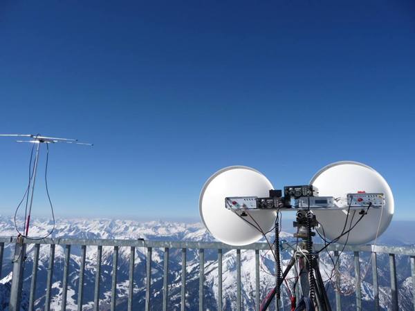 DL2AM: 2 Meter Antenne, GPS, CW Geber und Parabolantennen